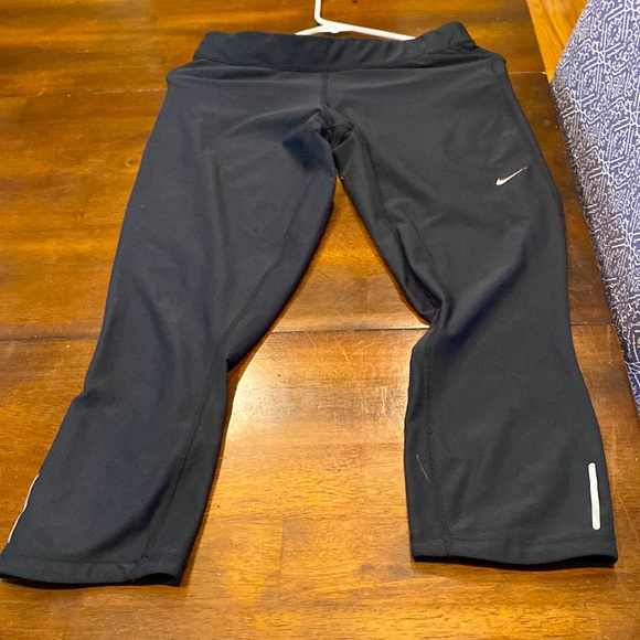 Black cropped Nike leggings in size large - Picture 1 of 2